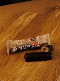 Марципановый батончик в темном шоколаде с соленой карамелью, 50 гр
