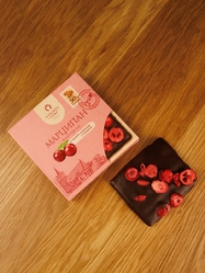 Марципановая плитка в темном шоколаде с клюквой, 50 гр