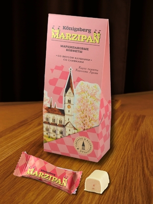 Марципан в белом шоколаде со вкусом клубники со сливками, 135 гр